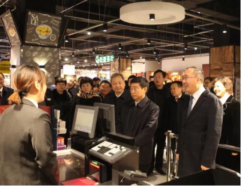 河南省人大常委会副主任、信阳市委书记乔新江,副书记、市长尚朝 阳一行 实地调研督导信合·阳光城悦合超市开业筹备工作