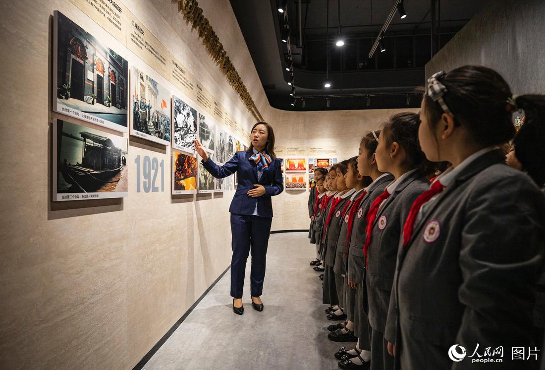 9月29日,陕西省西安高新钱学森第二小学讲解员正在为学生们讲述历史故事。