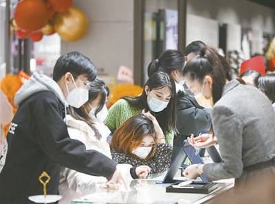 把恢复和扩大消费摆在优先位置 着力扩大国内需求