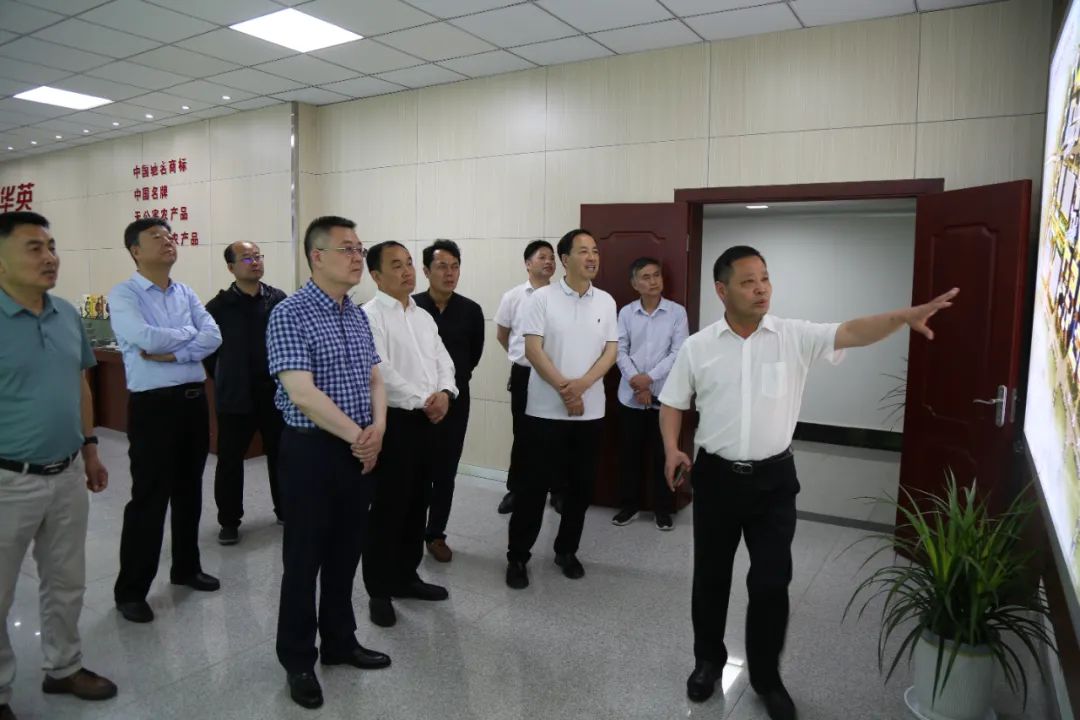 内黄县人大考察团莅临华英公司参观考察