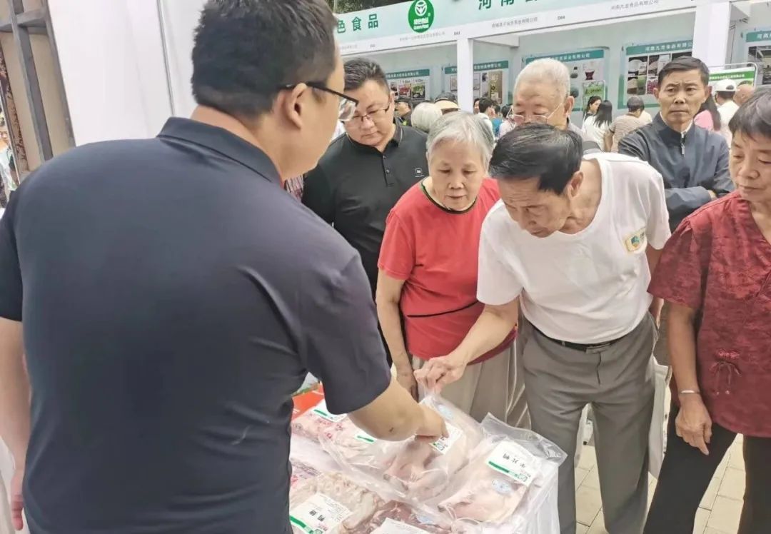 河南省绿色食品主题宣传暨产销对接活动开幕，华英产品深受观众喜爱