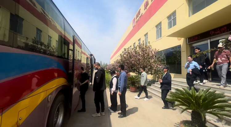 精诚服务显担当 政企携手促发展 河南省信阳市、潢川县税务部门到华英公司召开税企座谈会