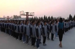 信阳市平桥区明港一中举行新生入学首次升国旗仪式