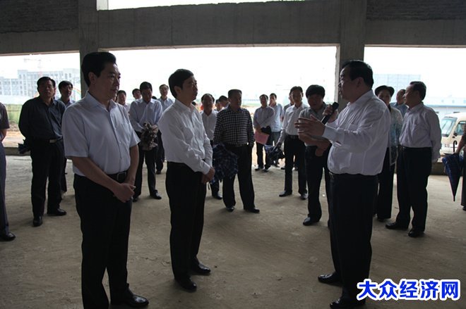 信阳市产业集聚区重点项目例会代表观摩华英
